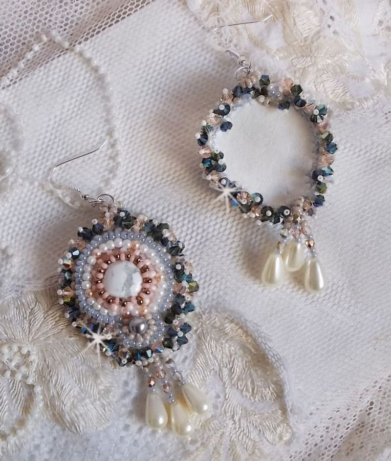 BO Angelique Marquise des Anges Haute-Couture broderad med ädelstenar (vita Howlite-cabochoner), Swarovski-kristaller och rocailles