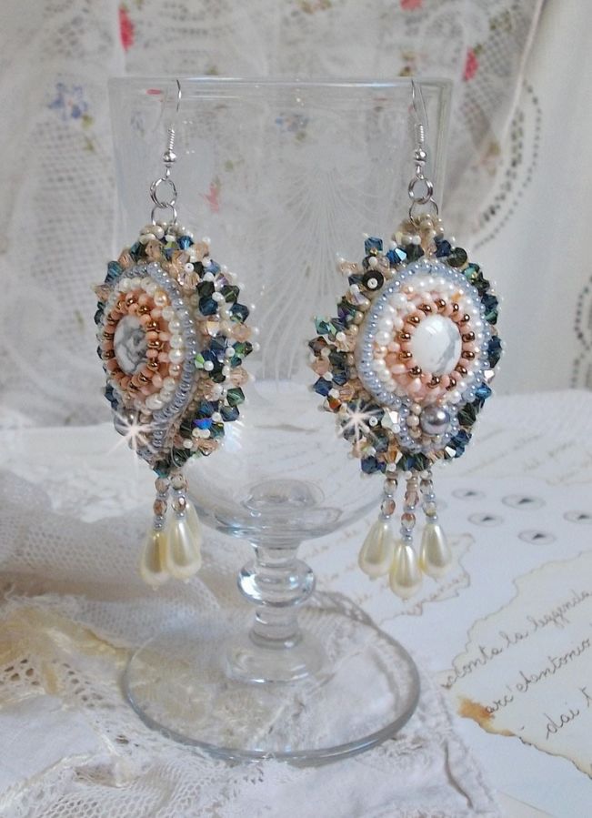 BO Angelique Marquise des Anges Haute-Couture broderad med ädelstenar (vita Howlite-cabochoner), Swarovski-kristaller och rocailles