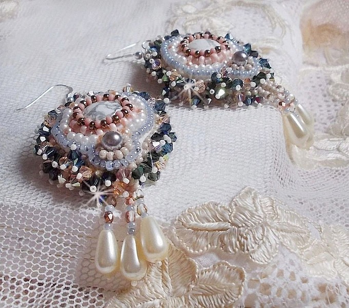 BO Angelique Marquise des Anges Haute-Couture broderad med &auml;delstenar (vita Howlite-cabochoner), Swarovski-kristaller och rocailles