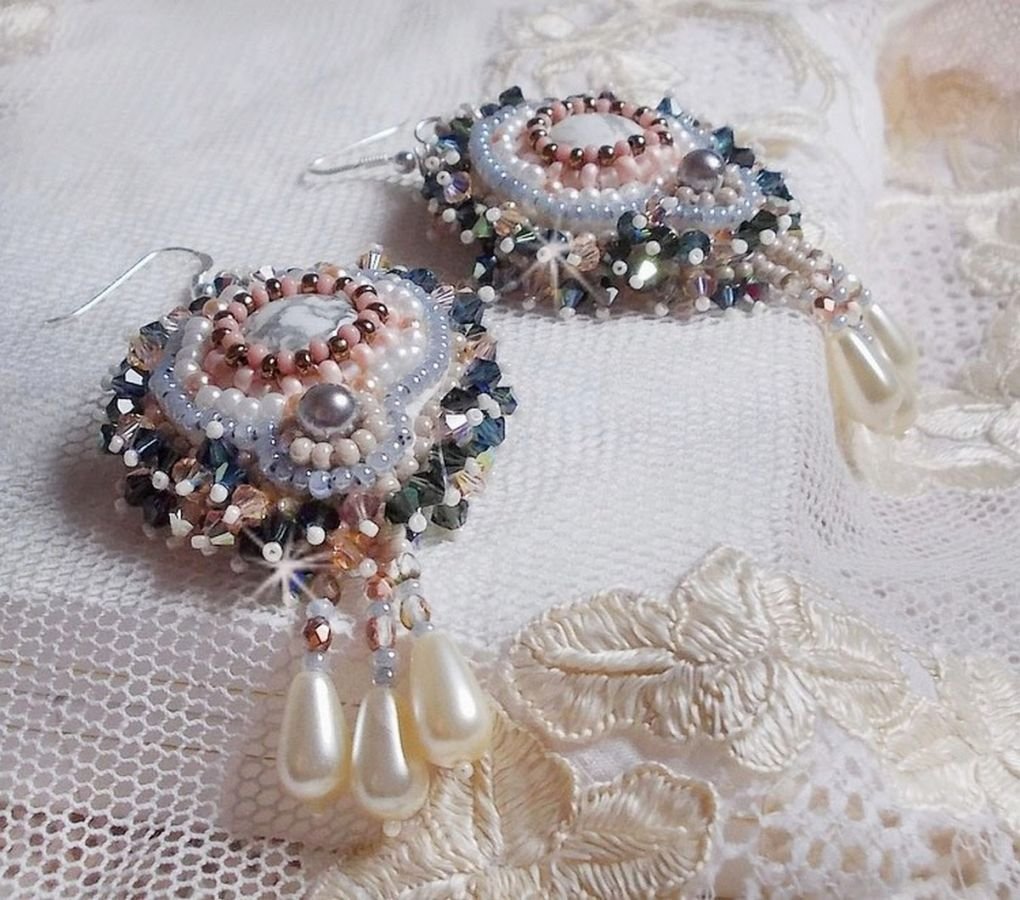 BO Angelique Marquise des Anges Haute-Couture broderad med ädelstenar (vita Howlite-cabochoner), Swarovski-kristaller och rocailles