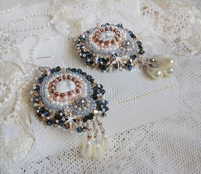 BO Angelique Marquise des Anges Haute-Couture broderad med &auml;delstenar (vita Howlite-cabochoner), Swarovski-kristaller och rocailles