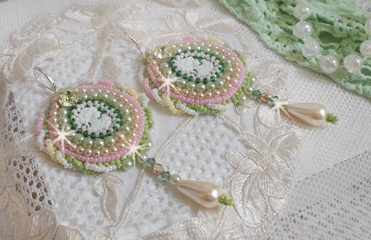 BO Anisse broderad med cabochoner i harts med kvinnoporträtt, fröpärlor och Swarovski-kristaller.