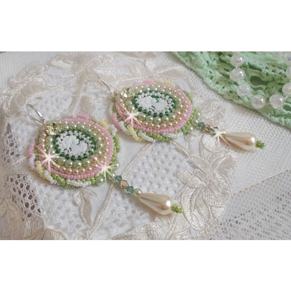 BO Anisse broderad med cabochoner i harts med kvinnoporträtt, fröpärlor och Swarovski-kristaller.