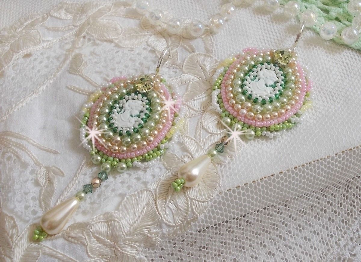 BO Anisse broderad med cabochoner i harts med kvinnoporträtt, fröpärlor och Swarovski-kristaller.