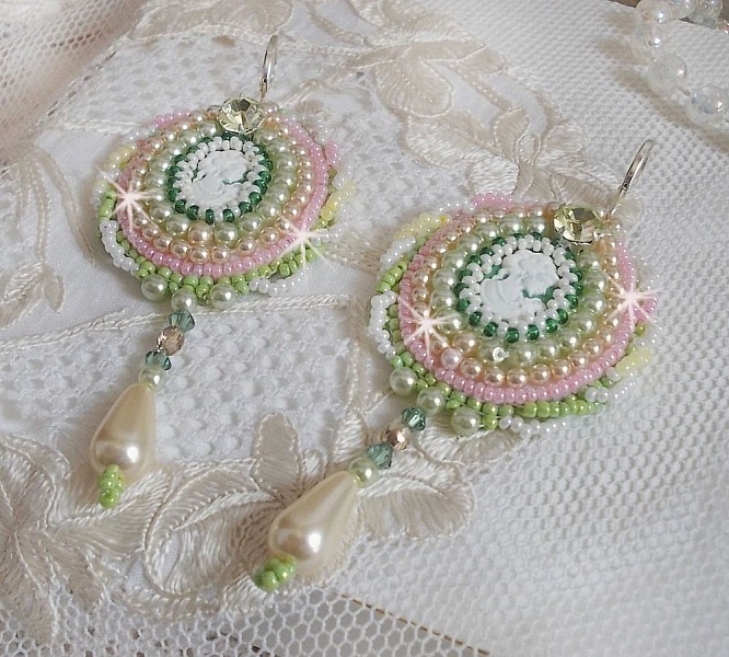 BO Anisse broderad med cabochoner i harts med kvinnoportr&auml;tt, fr&ouml;p&auml;rlor och Swarovski-kristaller.