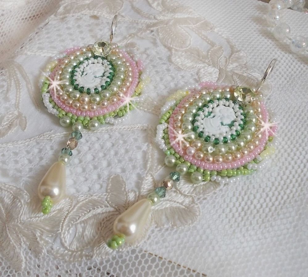 BO Anisse broderad med cabochoner i harts med kvinnoporträtt, fröpärlor och Swarovski-kristaller.