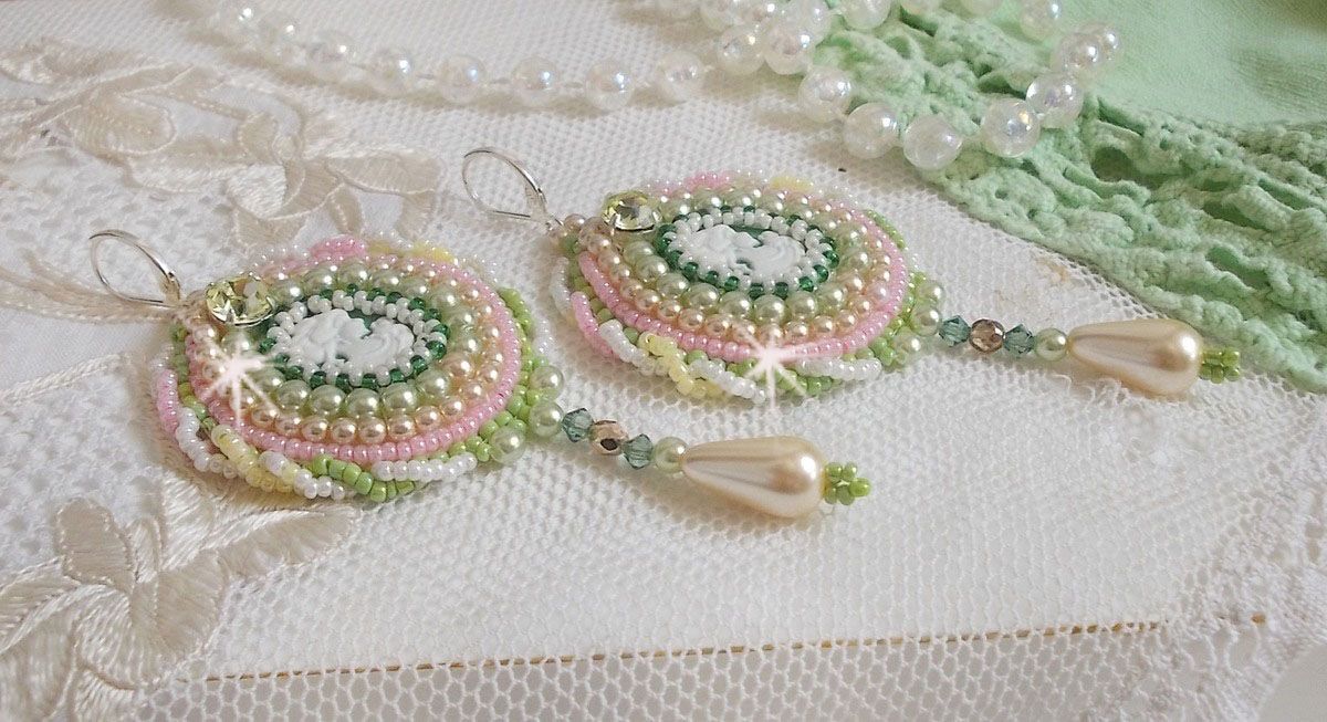 BO Anisse broderad med cabochoner i harts med kvinnoporträtt, fröpärlor och Swarovski-kristaller.