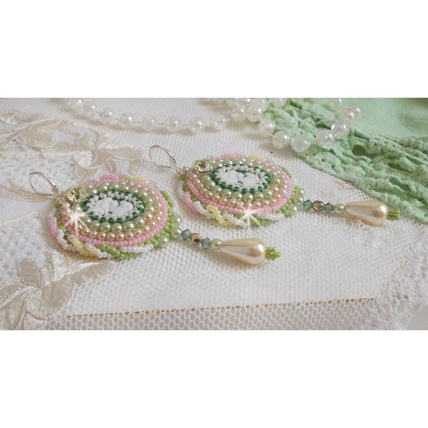 BO Anisse broderad med cabochoner i harts med kvinnoporträtt, fröpärlor och Swarovski-kristaller.