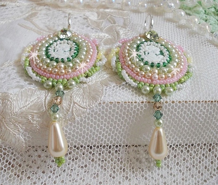 BO Anisse broderad med cabochoner i harts med kvinnoportr&auml;tt, fr&ouml;p&auml;rlor och Swarovski-kristaller.