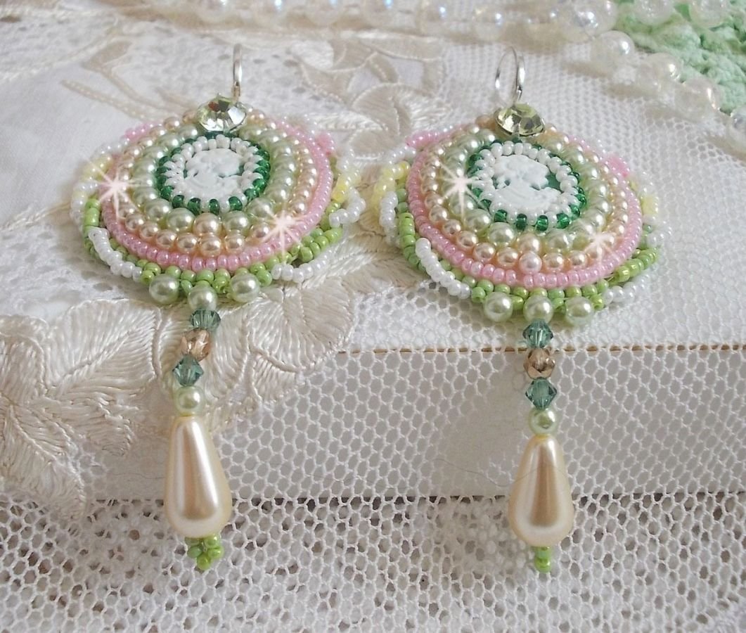 BO Anisse broderad med cabochoner i harts med kvinnoporträtt, fröpärlor och Swarovski-kristaller.