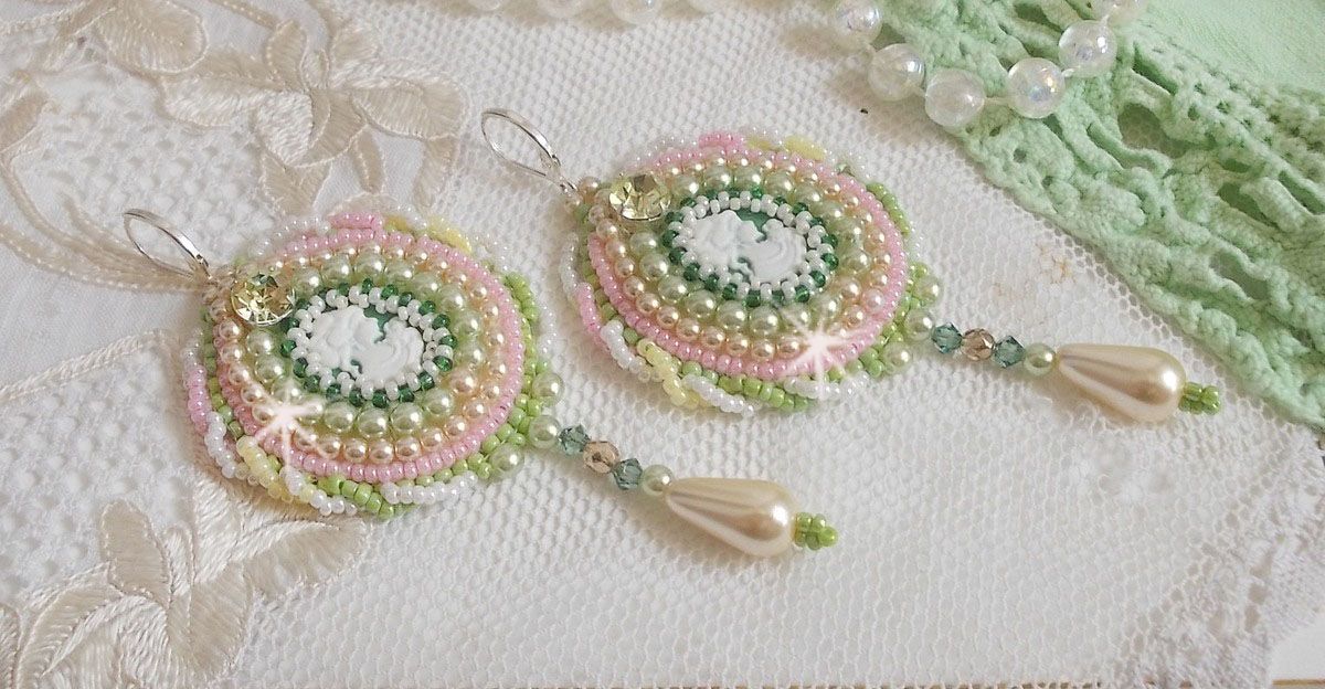 BO Anisse broderad med cabochoner i harts med kvinnoporträtt, fröpärlor och Swarovski-kristaller.