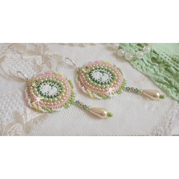 BO Anisse broderad med cabochoner i harts med kvinnoporträtt, fröpärlor och Swarovski-kristaller.