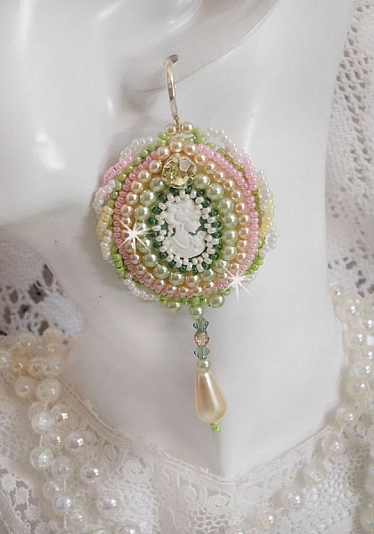 BO Anisse broderad med cabochoner i harts med kvinnoportr&auml;tt, fr&ouml;p&auml;rlor och Swarovski-kristaller.
