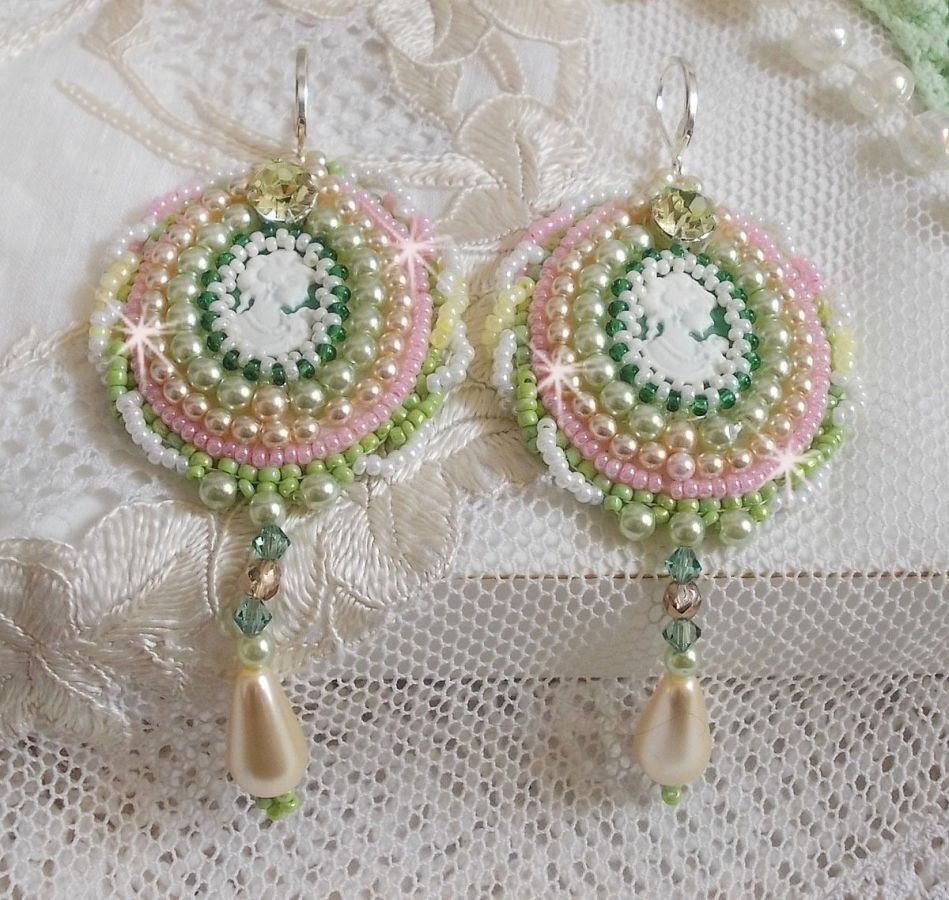 BO Anisse broderad med cabochoner i harts med kvinnoporträtt, fröpärlor och Swarovski-kristaller.