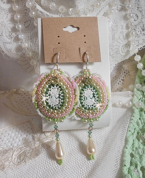 BO Anisse broderad med cabochoner i harts med kvinnoportr&auml;tt, fr&ouml;p&auml;rlor och Swarovski-kristaller.