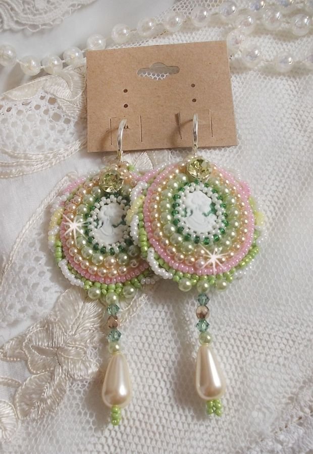 BO Anisse broderad med cabochoner i harts med kvinnoporträtt, fröpärlor och Swarovski-kristaller.