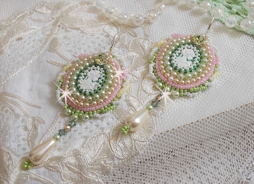 BO Anisse broderad med cabochoner i harts med kvinnoportr&auml;tt, fr&ouml;p&auml;rlor och Swarovski-kristaller.