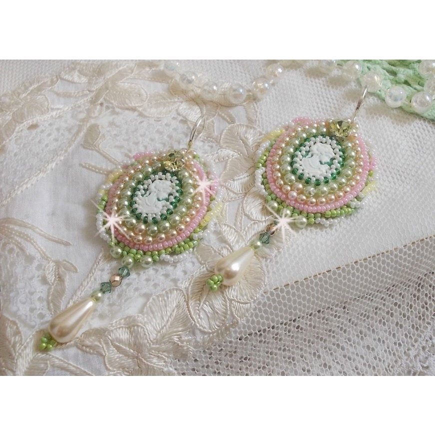 BO Anisse broderad med cabochoner i harts med kvinnoporträtt, fröpärlor och Swarovski-kristaller.