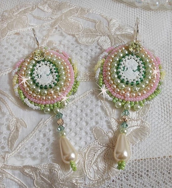 BO Anisse broderad med cabochoner i harts med kvinnoportr&auml;tt, fr&ouml;p&auml;rlor och Swarovski-kristaller.