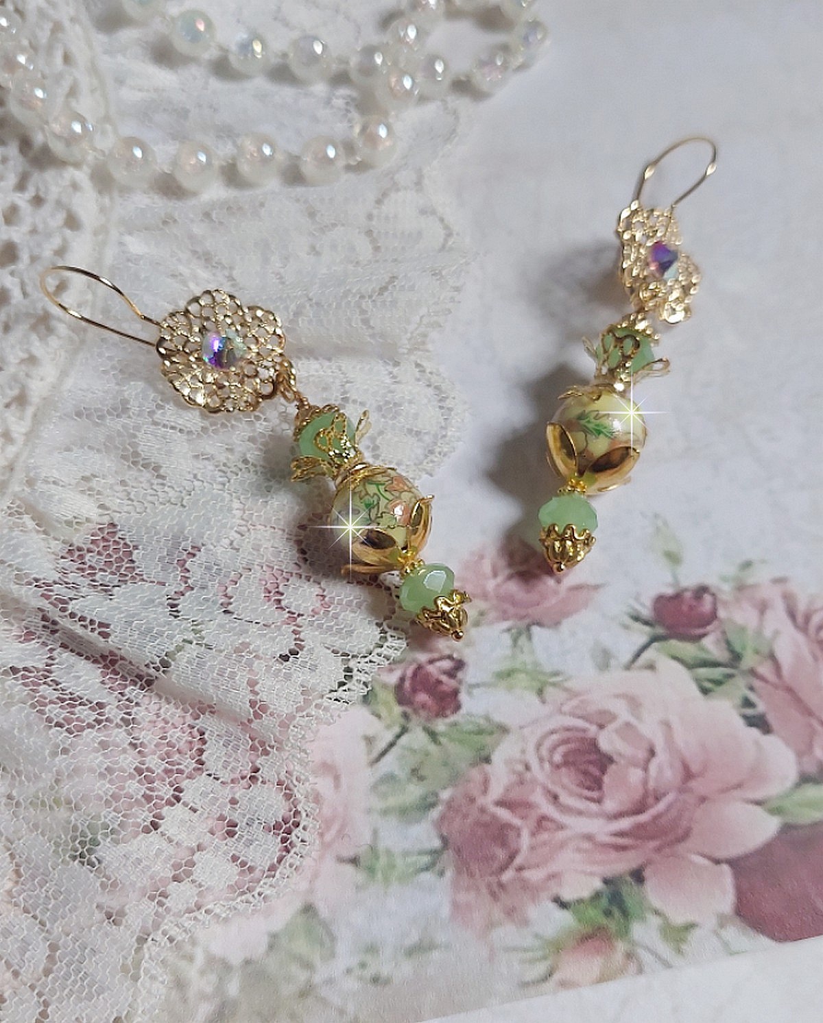 BO An&eacute;mone du Japon mont&eacute;es avec des perles en c&eacute;ramiques fleuries, perles aplaties facett&eacute;es en verre de boh&egrave;me couleur Tilleul, strass en Cristal AB, coupelles, calottes avec des crochets estampes 