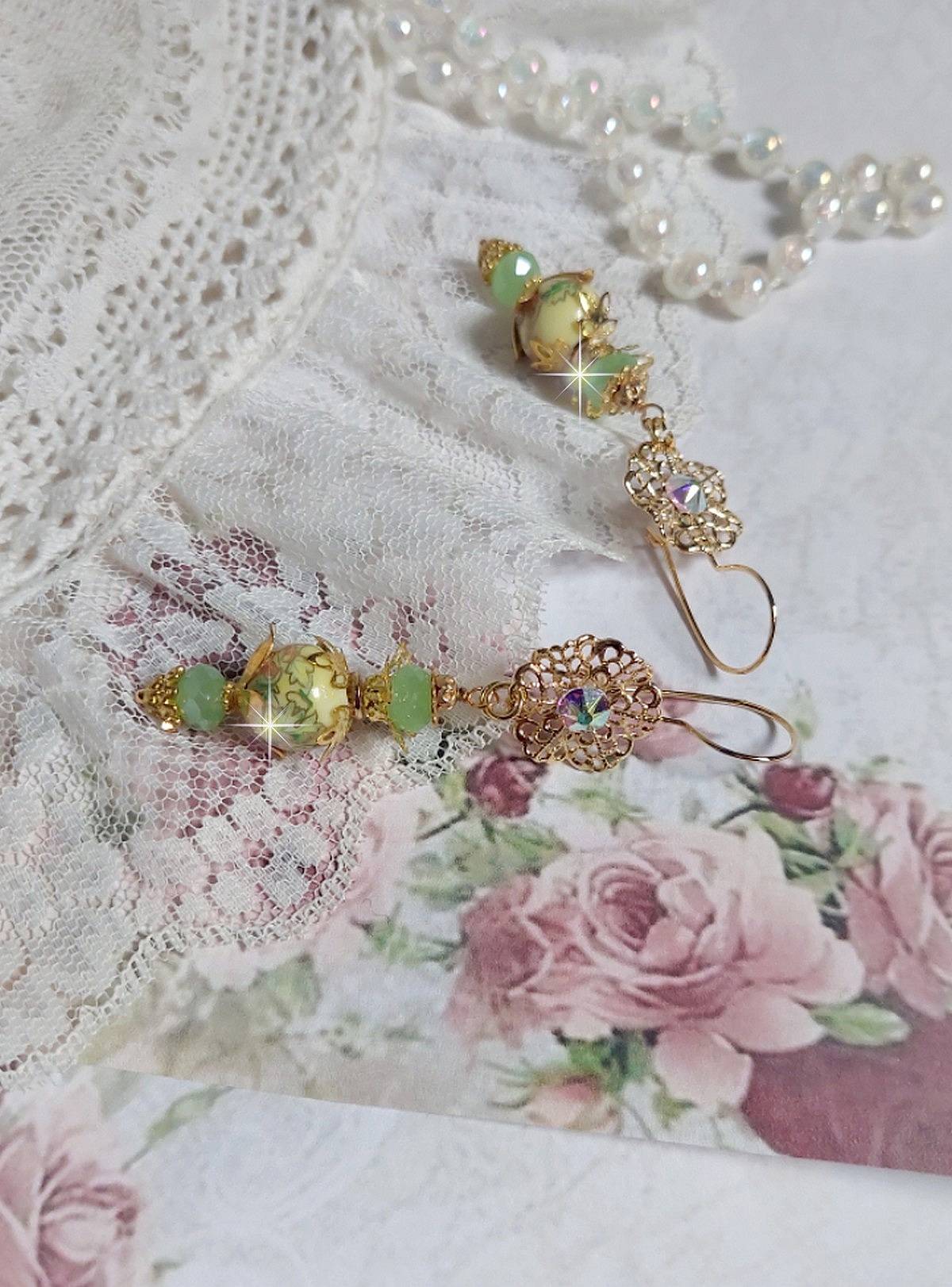 BO An&eacute;mone du Japon mont&eacute;es avec des perles en c&eacute;ramiques fleuries, perles aplaties facett&eacute;es en verre de boh&egrave;me couleur Tilleul, strass en Cristal AB, coupelles, calottes avec des crochets estampes 