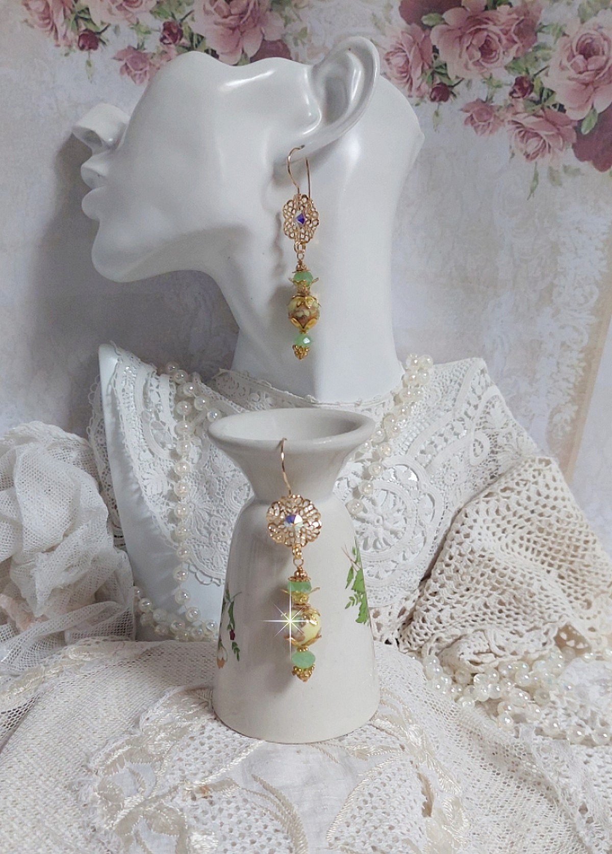 BO An&eacute;mone du Japon mont&eacute;es avec des perles en c&eacute;ramiques fleuries, perles aplaties facett&eacute;es en verre de boh&egrave;me couleur Tilleul, strass en Cristal AB, coupelles, calottes avec des crochets estampes 