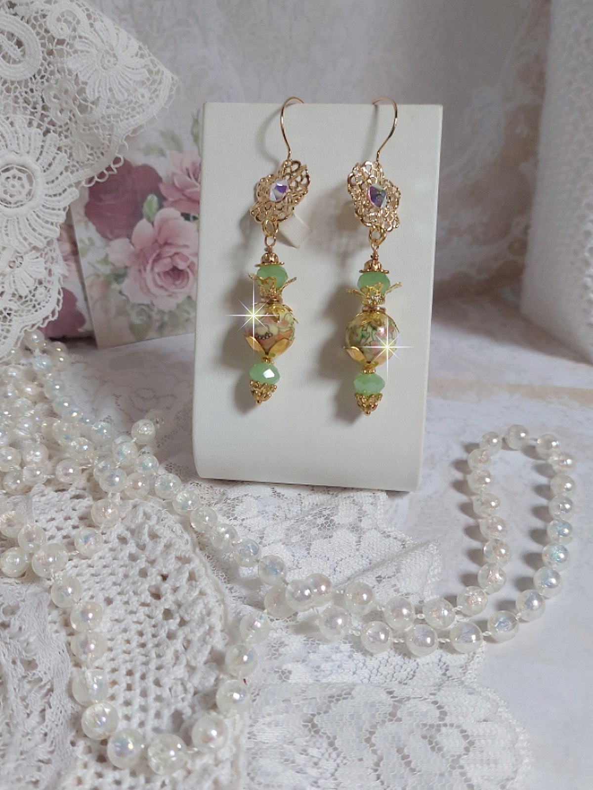 BO An&eacute;mone du Japon mont&eacute;es avec des perles en c&eacute;ramiques fleuries, perles aplaties facett&eacute;es en verre de boh&egrave;me couleur Tilleul, strass en Cristal AB, coupelles, calottes avec des crochets estampes 