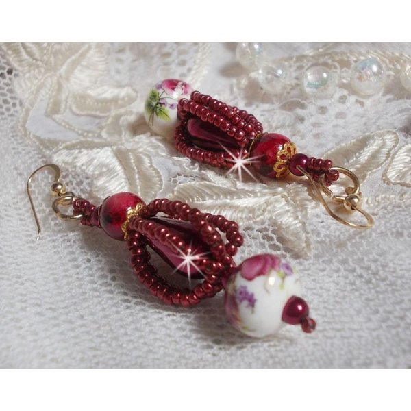 BO Art'D monterad med porslinsp&auml;rlor, p&auml;rlp&auml;rlor, Miyuki fr&ouml;p&auml;rlor och 14 karat guldfyllda &ouml;ronkrokar.