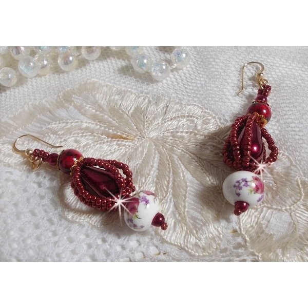 BO Art'D monterad med porslinsp&auml;rlor, p&auml;rlp&auml;rlor, Miyuki fr&ouml;p&auml;rlor och 14 karat guldfyllda &ouml;ronkrokar.