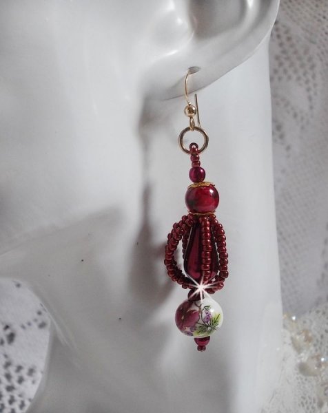 BO Art'D monterad med porslinsp&auml;rlor, p&auml;rlp&auml;rlor, Miyuki fr&ouml;p&auml;rlor och 14 karat guldfyllda &ouml;ronkrokar.