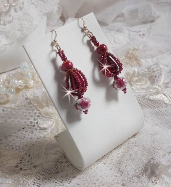 BO Art'D monterad med porslinsp&auml;rlor, p&auml;rlp&auml;rlor, Miyuki fr&ouml;p&auml;rlor och 14 karat guldfyllda &ouml;ronkrokar.