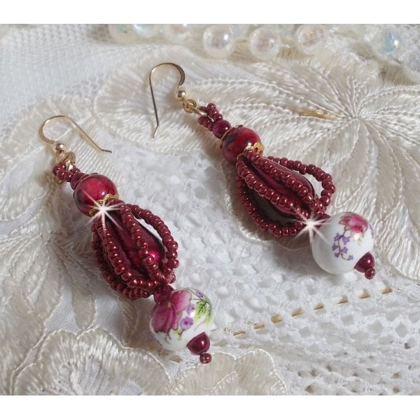 BO Art'D monterad med porslinsp&auml;rlor, p&auml;rlp&auml;rlor, Miyuki fr&ouml;p&auml;rlor och 14 karat guldfyllda &ouml;ronkrokar.