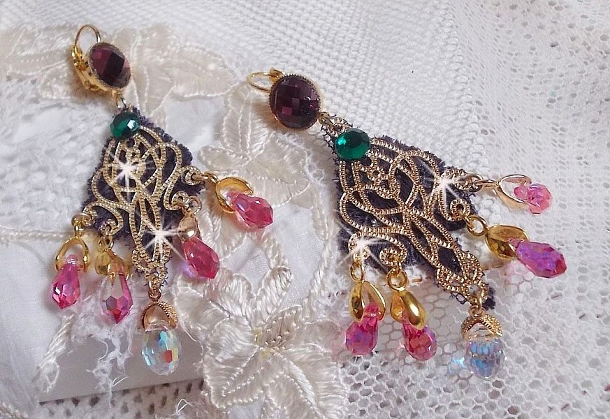 BO Asiane skapad med Swarovski Crystal Drops, 1950-talets violetta spets och glasp&auml;rlor.