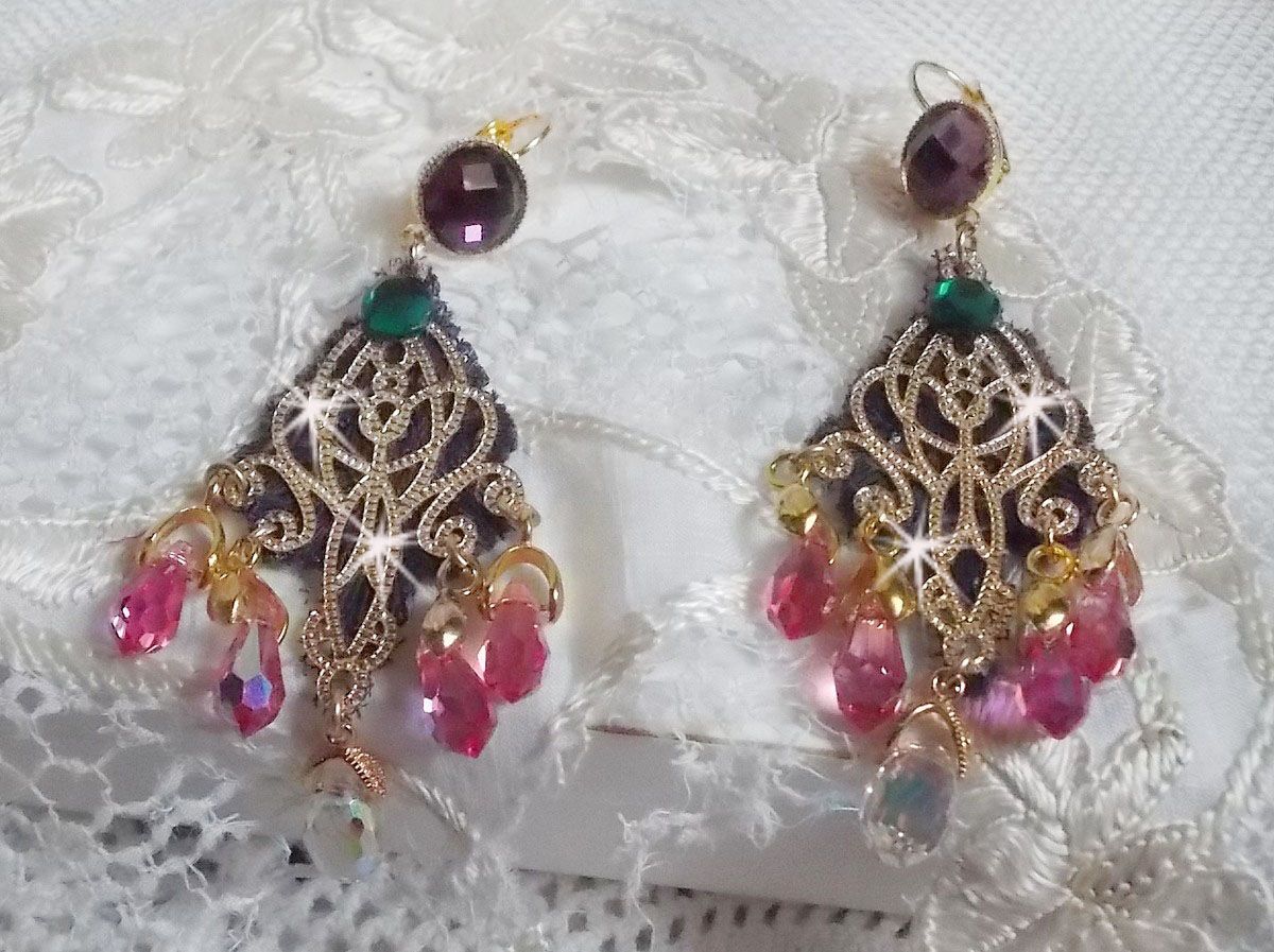BO Asiane skapad med Swarovski Crystal Drops, 1950-talets violetta spets och glaspärlor.