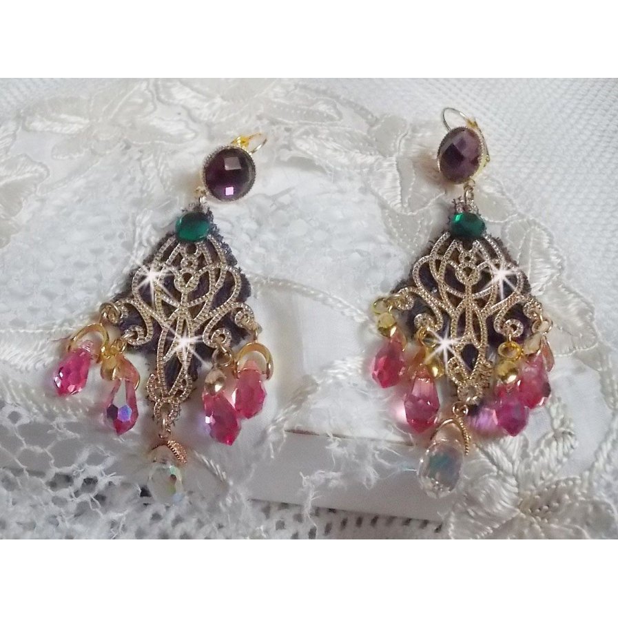 BO Asiane skapad med Swarovski Crystal Drops, 1950-talets violetta spets och glaspärlor.