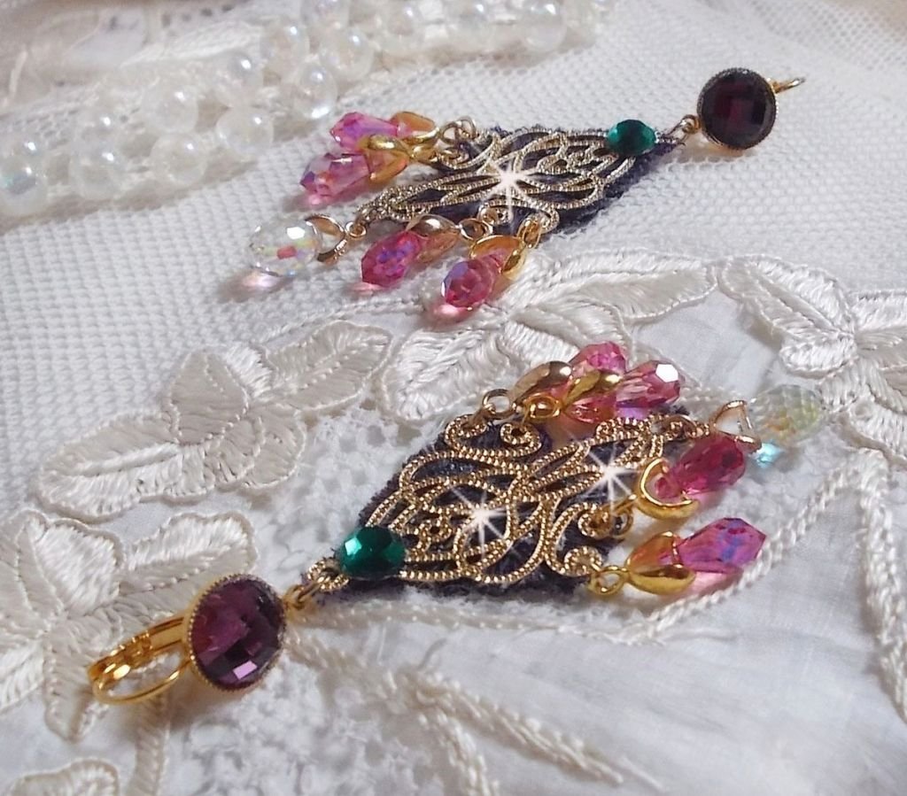 BO Asiane skapad med Swarovski Crystal Drops, 1950-talets violetta spets och glaspärlor.