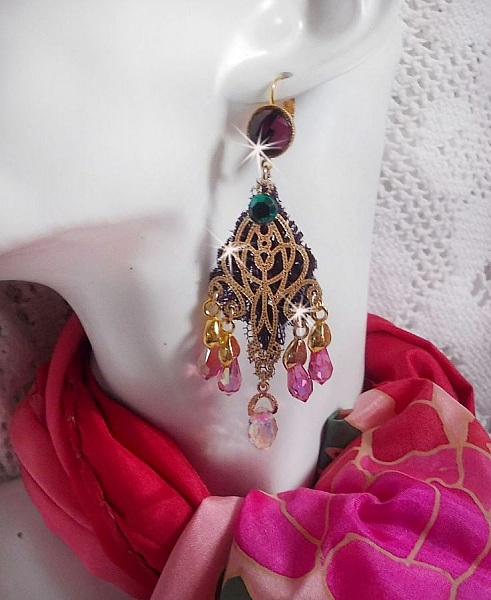 BO Asiane skapad med Swarovski Crystal Drops, 1950-talets violetta spets och glasp&auml;rlor.