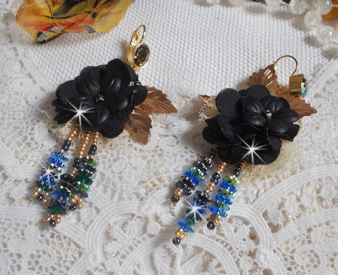 BO Black and Gold Dreamcatcher Tassels broderade med fina spetsar och Swarovski-kristaller