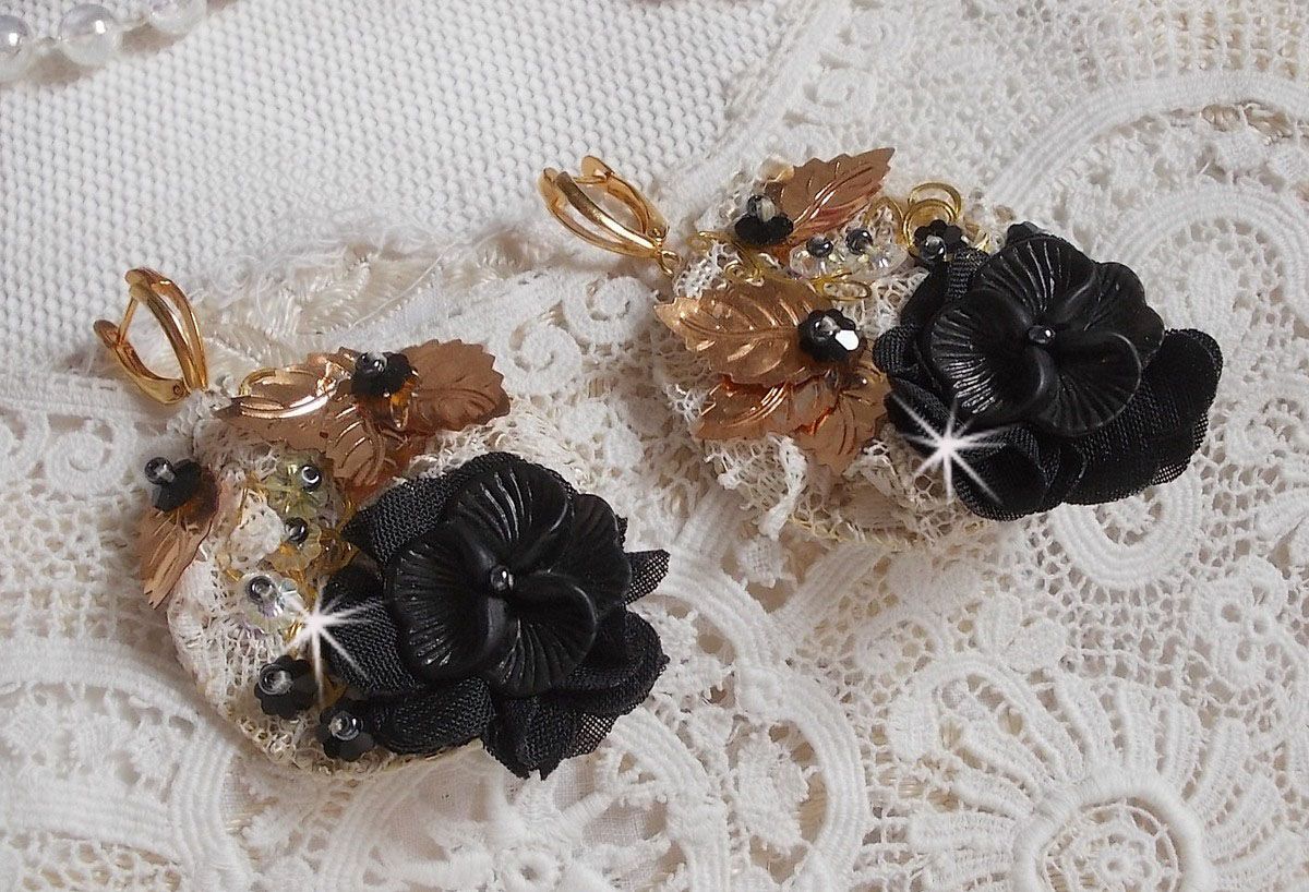 Black and Gold Catchers Undulated broderad med Swarovski-kristaller, tygblommor och fröpärlor.