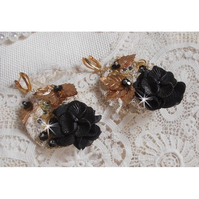 Black and Gold Catchers Undulated broderad med Swarovski-kristaller, tygblommor och fröpärlor.