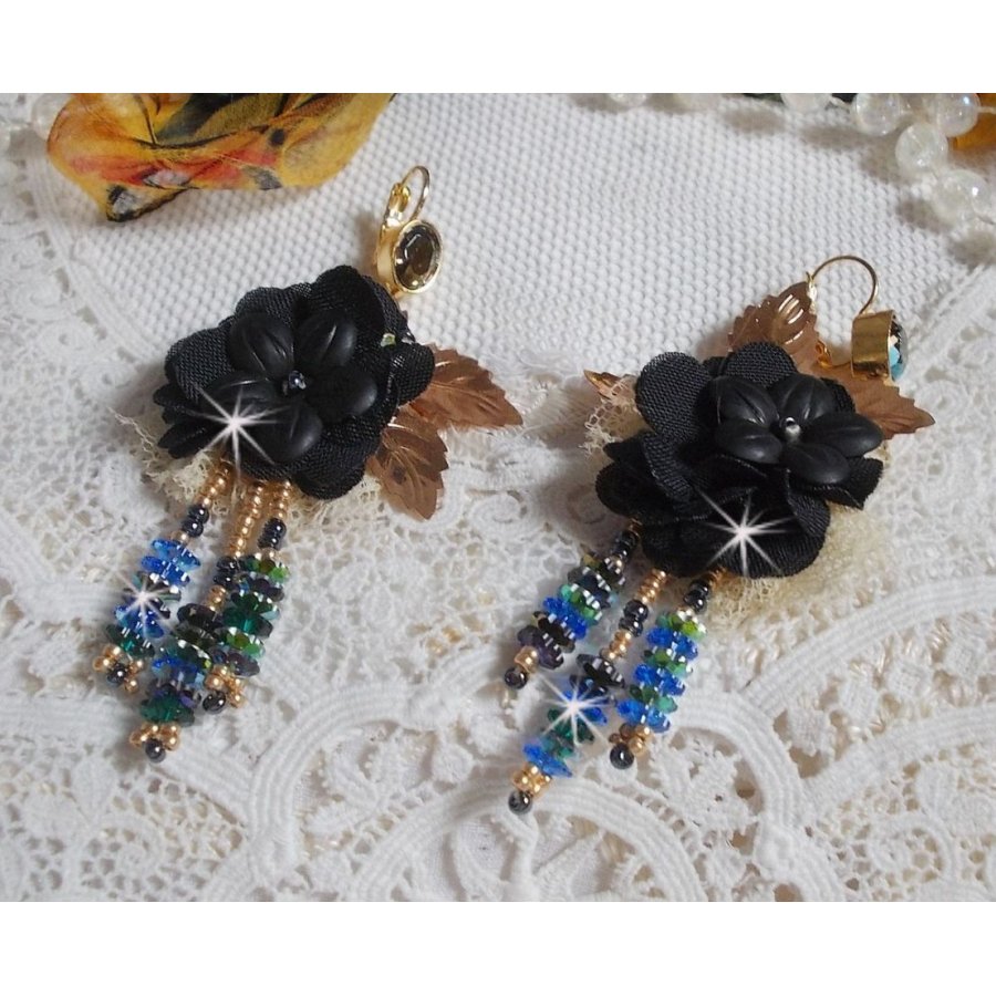 BO Black and Gold Dreamcatcher Tassels broderade med fina spetsar och Swarovski-kristaller