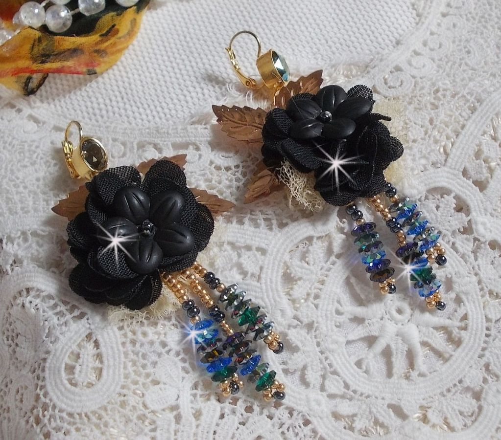 BO Black and Gold Dreamcatcher Tassels broderade med fina spetsar och Swarovski-kristaller
