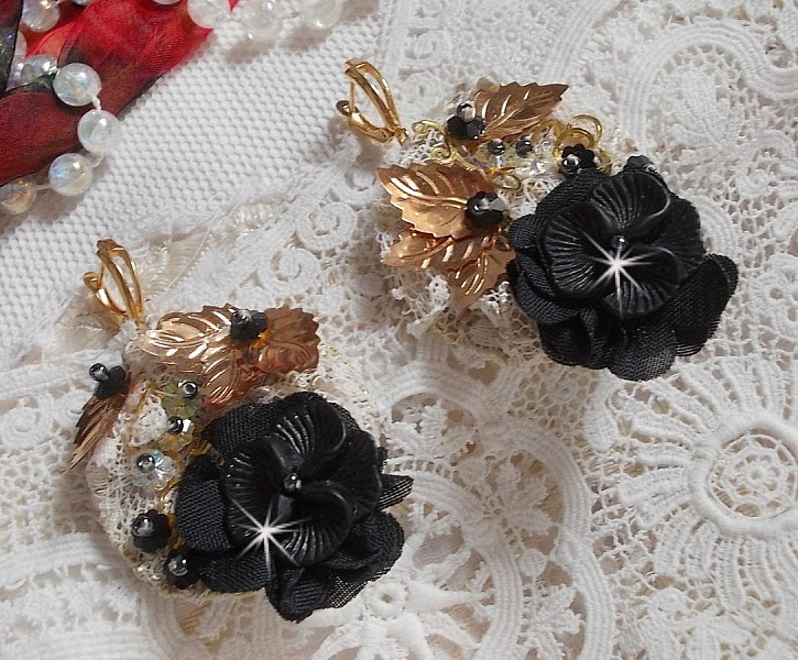 Black and Gold Catchers Undulated broderad med Swarovski-kristaller, tygblommor och fr&ouml;p&auml;rlor.