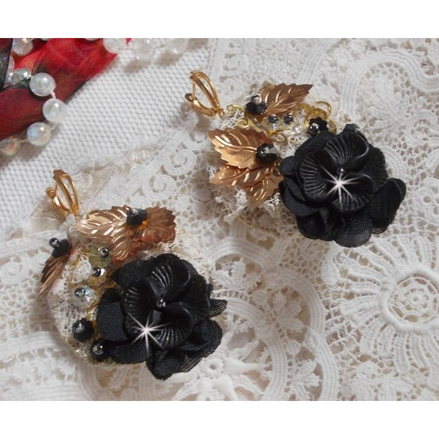 Black and Gold Catchers Undulated broderad med Swarovski-kristaller, tygblommor och fröpärlor.