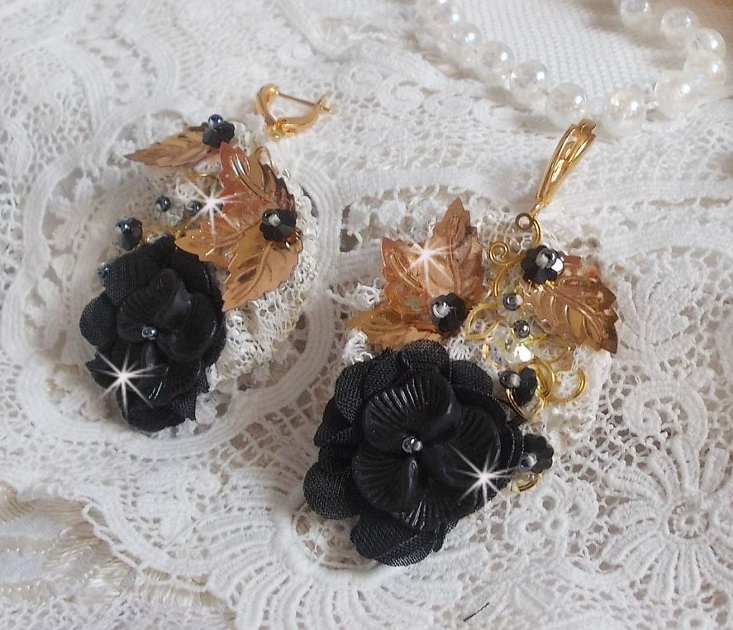 Black and Gold Catchers Undulated broderad med Swarovski-kristaller, tygblommor och fröpärlor.