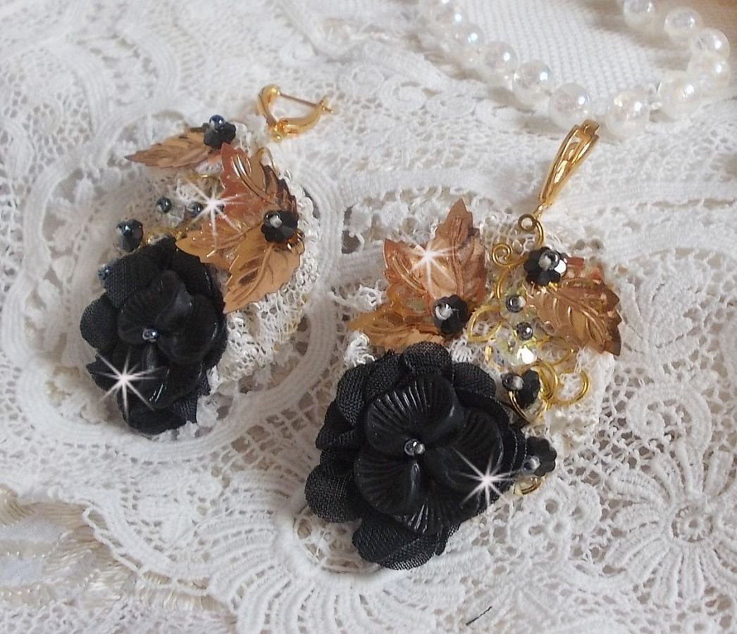 Black and Gold Catchers Undulated broderad med Swarovski-kristaller, tygblommor och fröpärlor.