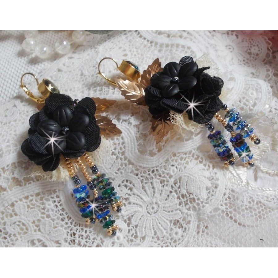 BO Black and Gold Dreamcatcher Tassels broderade med fina spetsar och Swarovski-kristaller