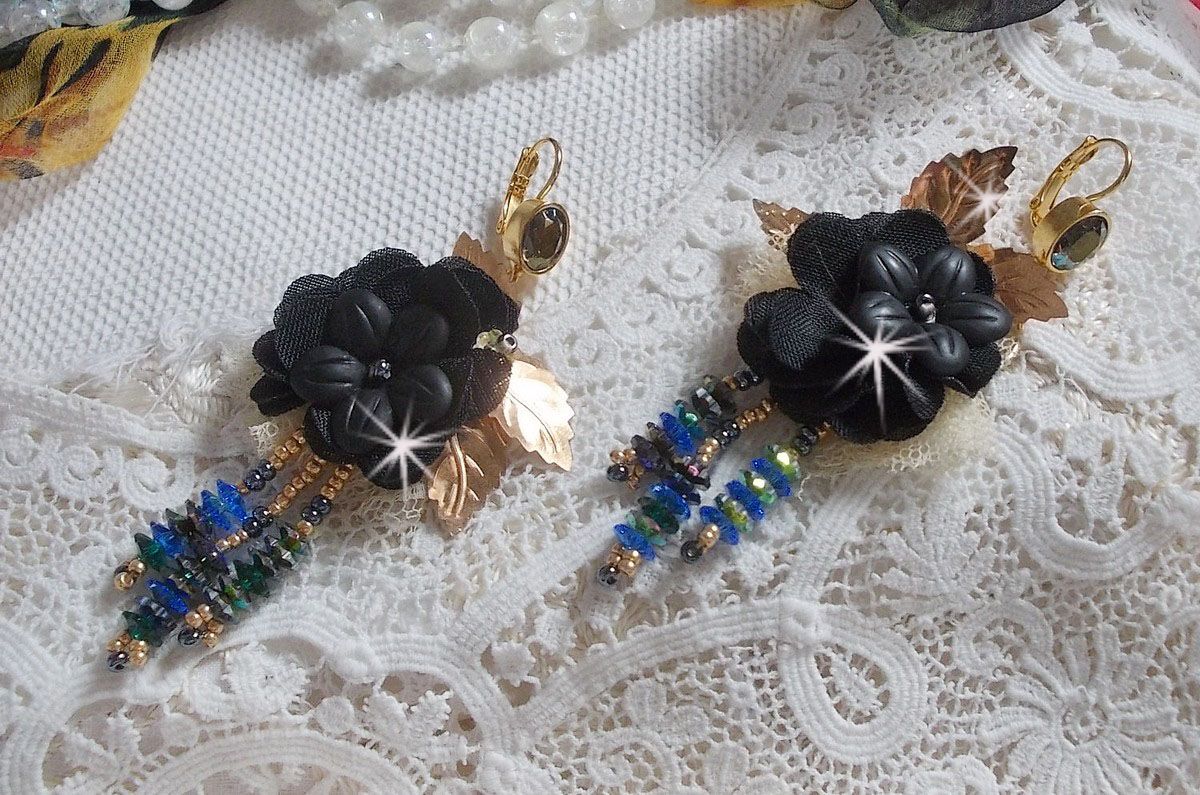 BO Black and Gold Dreamcatcher Tassels broderade med fina spetsar och Swarovski-kristaller