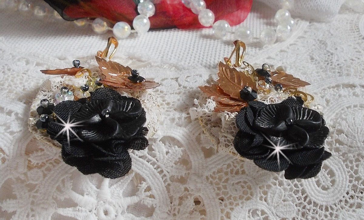 Black and Gold Catchers Undulated broderad med Swarovski-kristaller, tygblommor och fröpärlor.