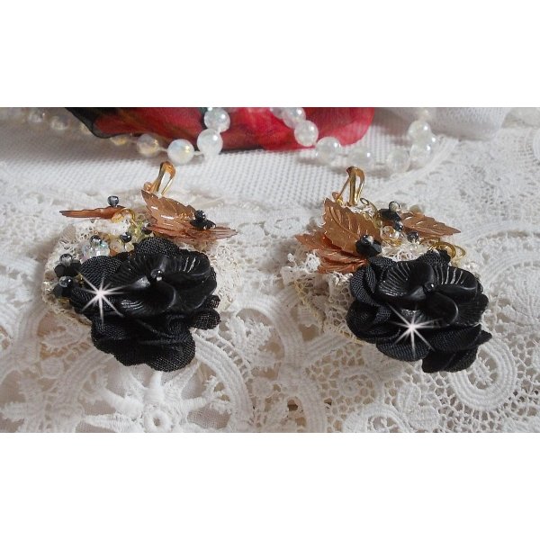Black and Gold Catchers Undulated broderad med Swarovski-kristaller, tygblommor och fröpärlor.